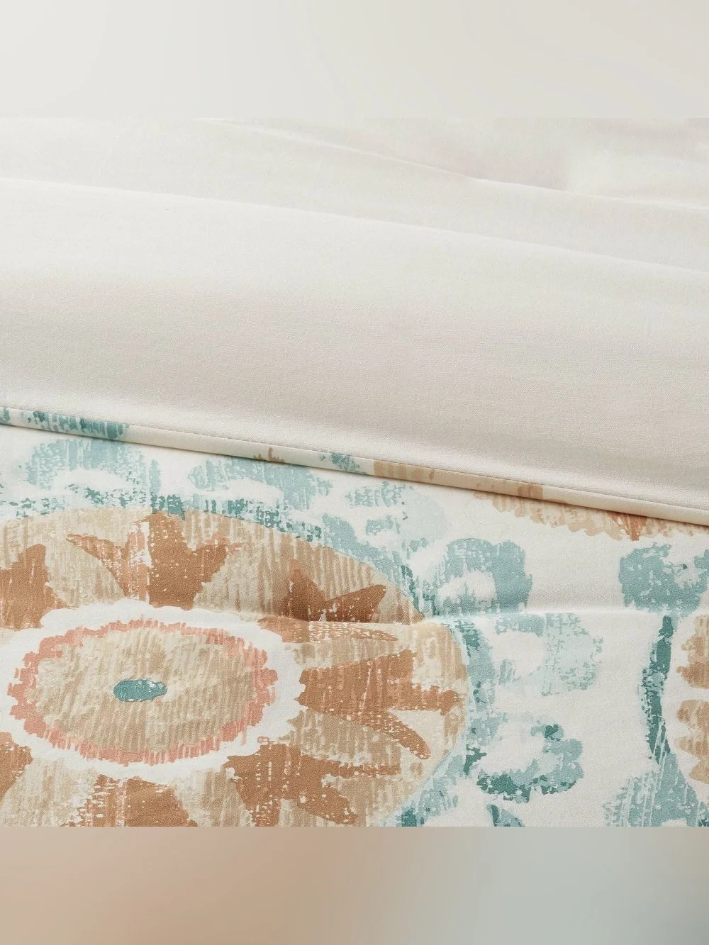 New Threshold Queen Boho Comforter & Sham Set Tufted Medallion Beige, Blue Cream